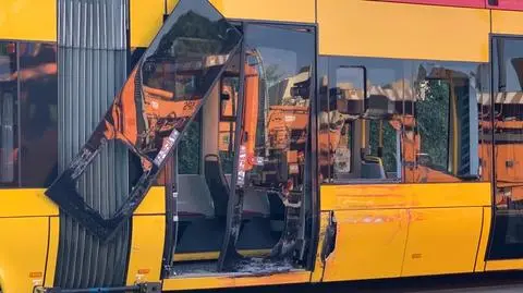 Tramwaj wypadł z szyn, zahaczył o bramę zajezdni