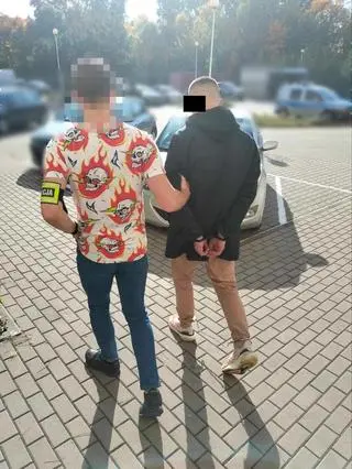 Policjant z zatrzymanym mężczyzną