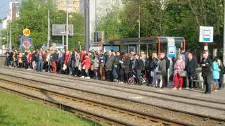 Świąteczny rozkład jazdy. Tłumy na przystankach 