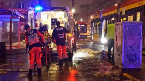 Mężczyzna wypadł z tramwaju. "Sprawiał wrażenie bardzo pijanego"