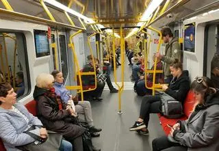 Koniec z wożeniem plecaków i toreb na miejscach siedzących. Nowe przepisy