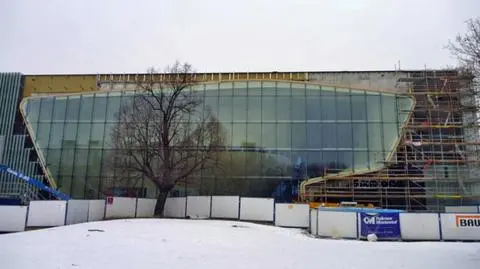 Muzeum Historii Żydów za ogromną taflą szkła