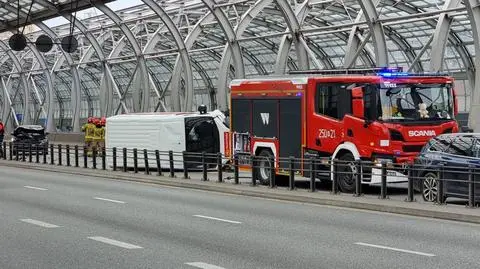 Trasa S8: pocztowy bus na boku, kierowca miał dwa promile