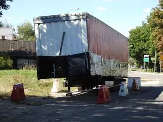 Porzucona naczepa z groźnymi substancjami w Czosnowie