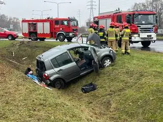 Dachowanie auta osobowego na Przyczółkowej