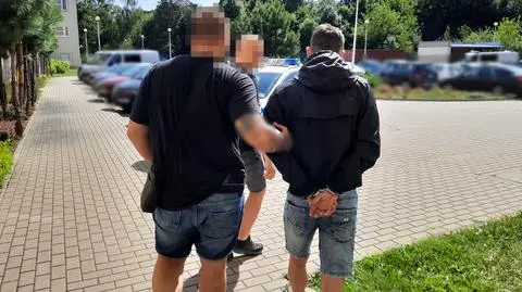 Zwyzywali interweniujących policjantów, jeden rzucił sztachetą 