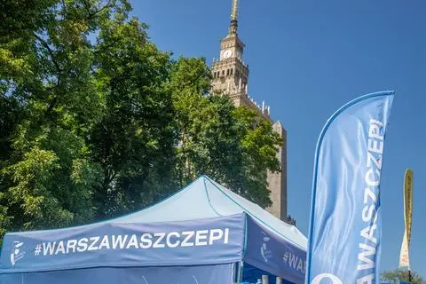 Punkt szczepień przed Pałacem Kultury i Nauki 