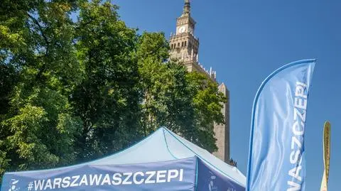 Punkt szczepień przed Pałacem Kultury i Nauki 