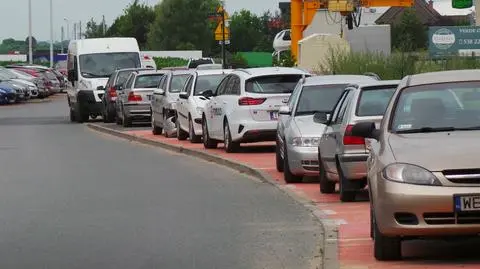 Na dawnej ścieżce rowerowej parkują samochody. Mieszkańcy chcą znowu z niej korzystać