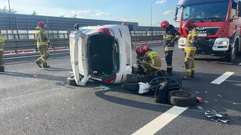 Trzy auta zderzyły się na S8, jedno wylądowało na boku