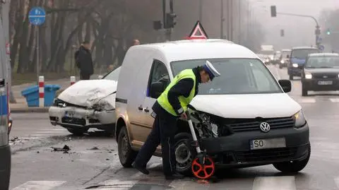 Zderzenie dwóch dostawczych volkswagenów. Jedna osoba ranna