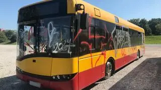 Porzucony autobus przy Stadionie Narodowym