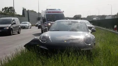 Duży korek na S2. Rozbite porsche i dwa inne auta