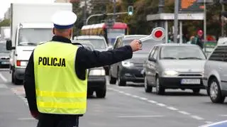 Policja kieruje samochody na objazdy