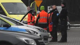 Interwencja służb na parkingu przed centrum handlowym w Markach