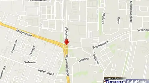 Nie czekał na przystanek. Wyrwał drzwi i wysiadł z autobusu