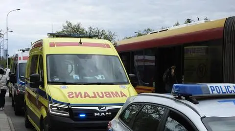 Kierowca autobusu musiał gwałtownie zahamować, pasażerowie się przewrócili. Trzy osoby trafiły do szpitala