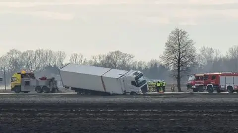 Ciężarówka wpadła do rowu