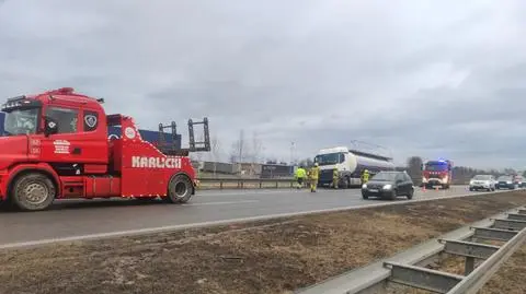 Tir na barierkach, utrudnienia na autostradzie 