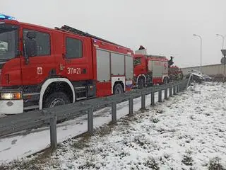 Samochód wjechał na bariery