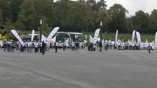 Związkowcy na parkingu przy Stadionie Narodowym