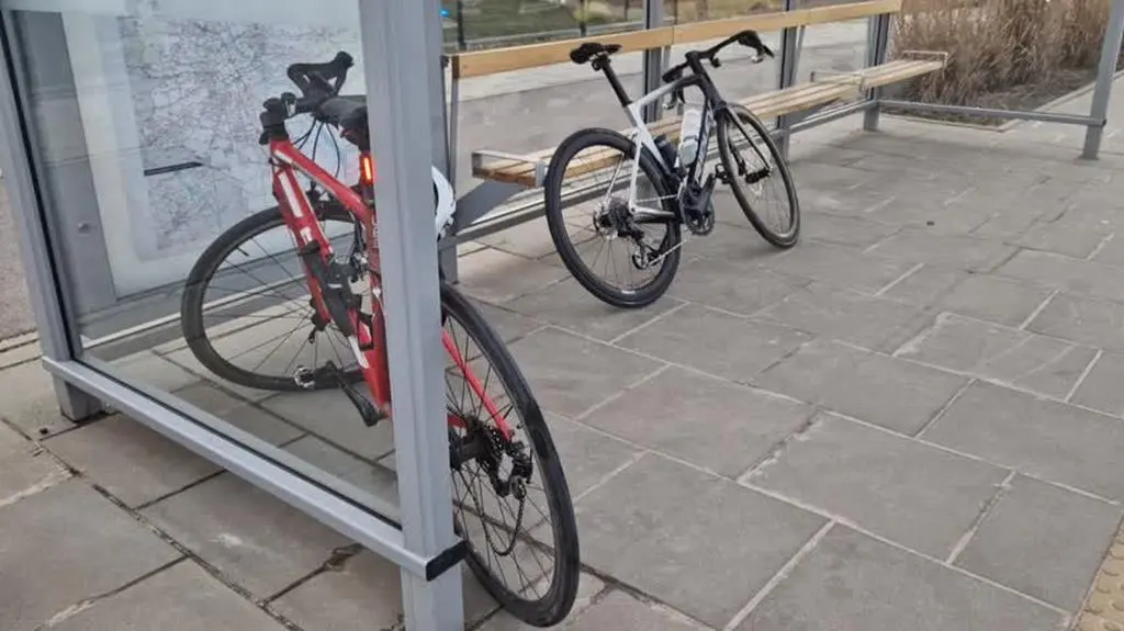W wyniku zderzenie, jeden z rowerzystów został ranny