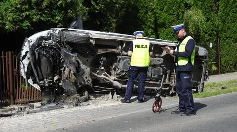 Stracił panowanie nad kierownicą, auto dostawcze przewróciło się na bok