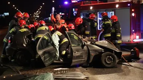 Groźny wypadek na Hynka. Ranni zakleszczeni w autach