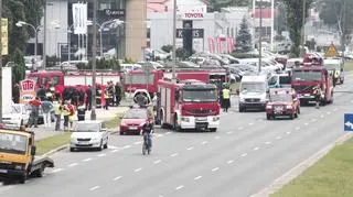 Mężczyznę z przygniecionego samochodu wydobyli strażacy. Nie żył