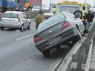 Samochód na barierze w alei Prymasa Tysiąclecia