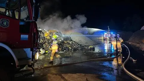 Płonęła hałda śmieci pod Otwockiem. Pogorzelisko obejrzy biegły 