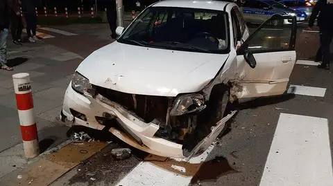 Stłuczka na Bielanach. Rozbite samochody, uszkodzone słupki