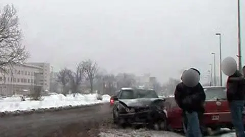 Czołowe zderzenie BMW i volkswagena na Tarchominie