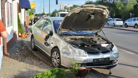 Taksówka uderzyła w budynek