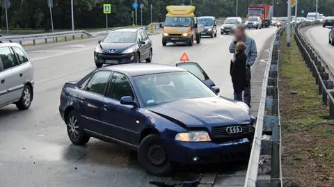 Audi wjechało w barierki na Wisłostradzie 