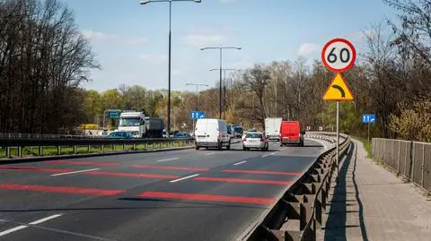 Aleja Prymasa Tysiąclecia: czerwone pasy przed łukiem