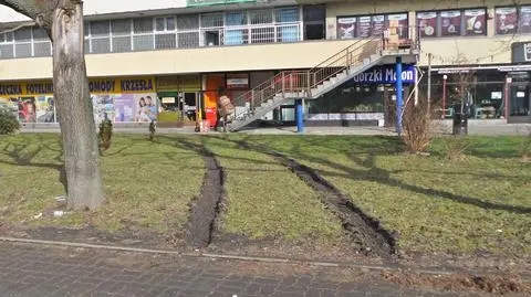 Śnieg stopniał i odsłonił rozjeżdżane trawniki. Ile kosztuje ich odtworzenie?