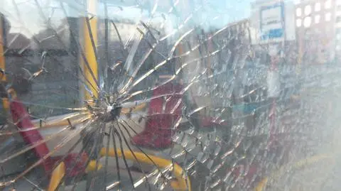 Rozbite szyby w tramwaju. "Został ostrzelany"