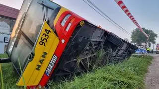 Autobus wpadł do rowu