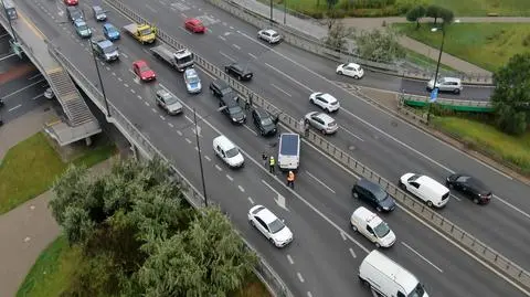 Zderzenie pięciu aut na moście Łazienkowskim, wyciek paliwa na S8 