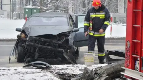 Wpadł w poślizg, zmiótł latarnię. Matka z dzieckiem w szpitalu