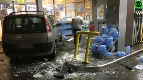 Szklanka na drogach i chodnikach. Pod Warszawą samochód staranował stację benzynową