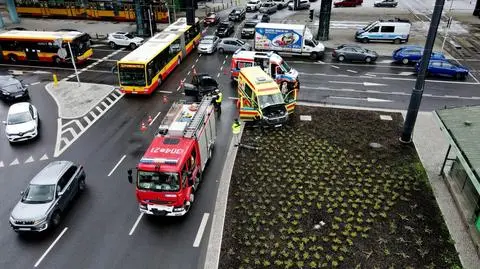 Zderzenie z udziałem karetki na rondzie Czterdziestolatka