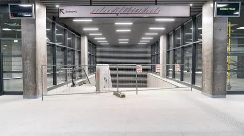 Tablice, bramki biletowe, kamery monitoringu. Budowa metra na Bródno na ostatniej prostej 
