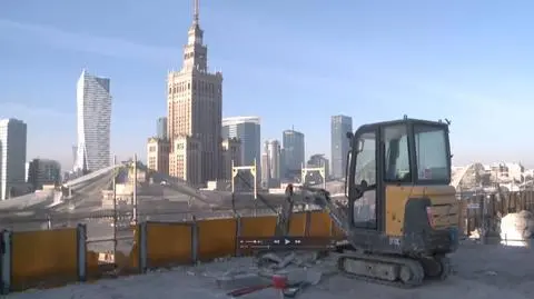 Cztery roboty wyburzają biurowiec w centrum