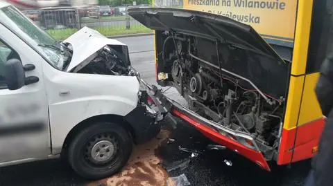 Hynka: fiat wjechał pod autobus