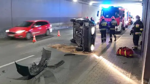 Przewrócił się na bok po zderzeniu w tunelu