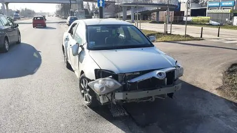 Auto zajechało mu drogę. Zderzył się z innym i przebił bariery