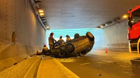 Najechała na ścianę tunelu i dachowała