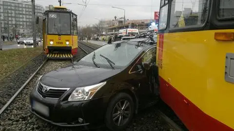 Wypadek "24" i toyoty. Tramwaje stanęły